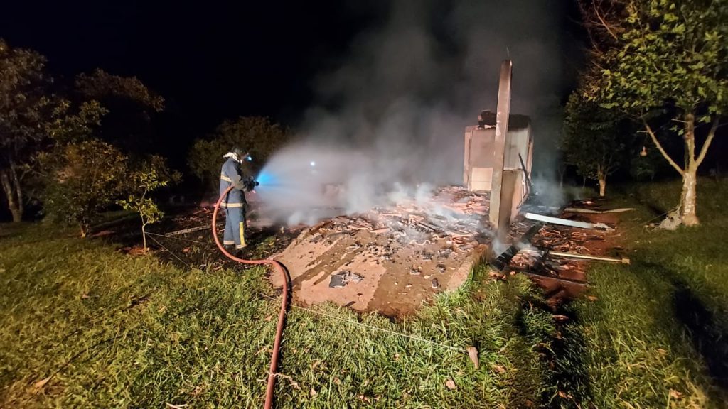 Casa é destruída por incêndio na zona rural de Francisco Beltrão