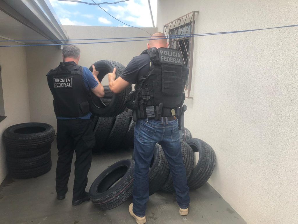 Polícia Federal realiza apreensão de pneus contrabandeados no Bairro Floresta