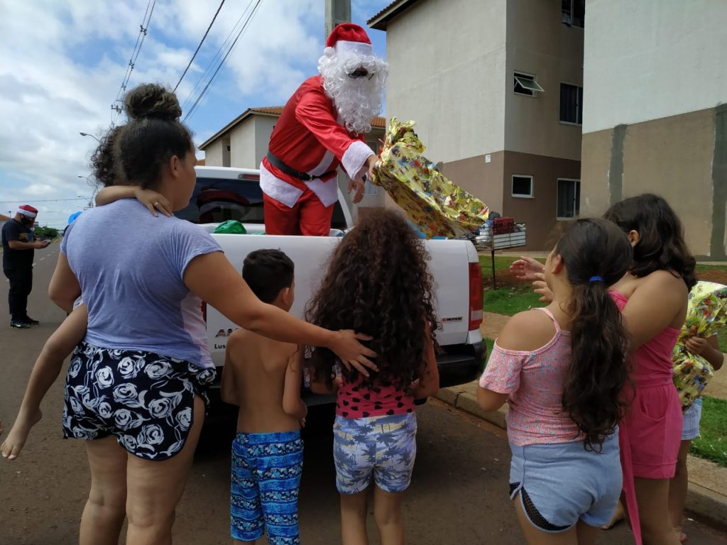 Servidores do HUOP entregam presentes para crianças