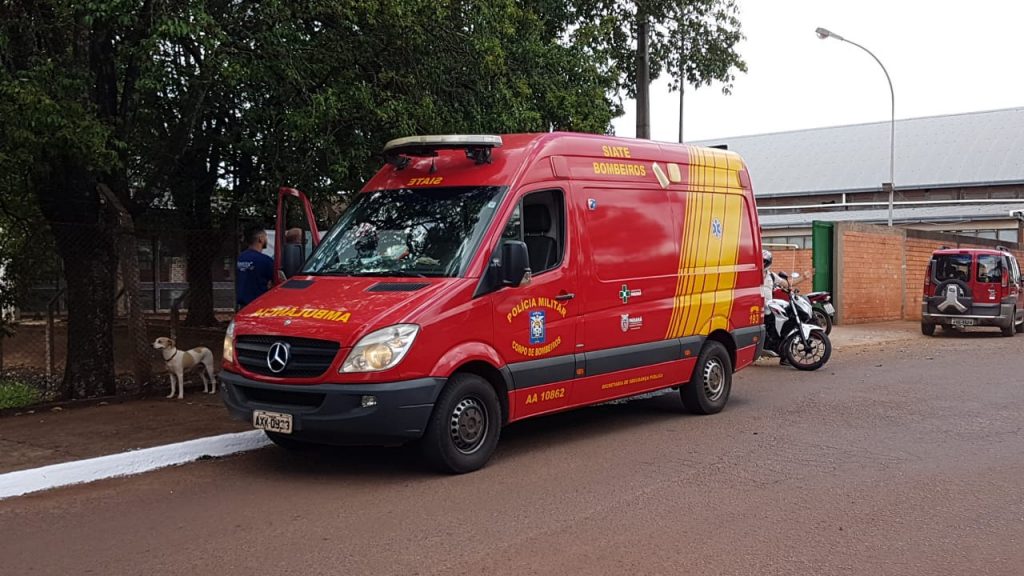 Jovem de 26 anos fica ferido em acidente entre motos no Bairro Santa Felicidade