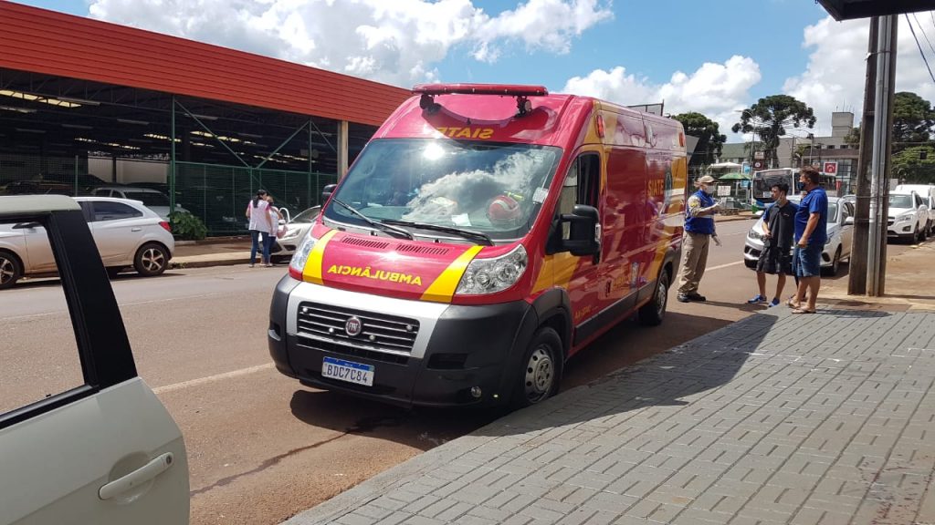 Caminhão derruba cabos de energia e fios atingem pedestre, na Rua Pio XII, no Bairro Neva