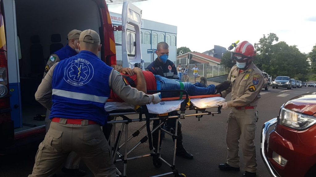 Colisão entre moto e Mitsubishi Outlander deixa homem de 42 anos ferido na Rua Pio XII, no Centro