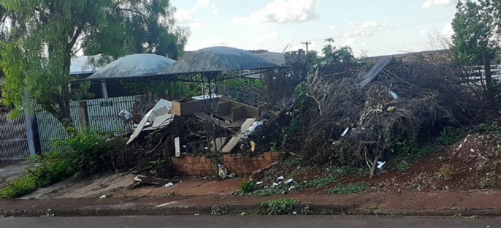 “Uma vergonha”, diz moradora sobre descarte de entulhos na Avenida Interlagos