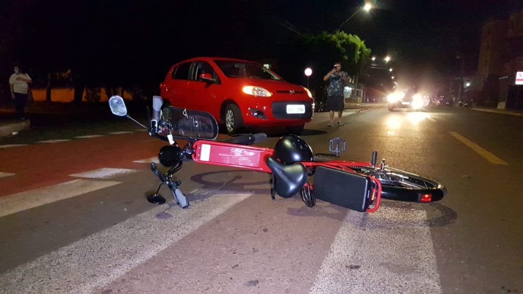 Colisão entre carro e bicicleta elétrica deixa jovem ferida na Avenida Tito Muffato