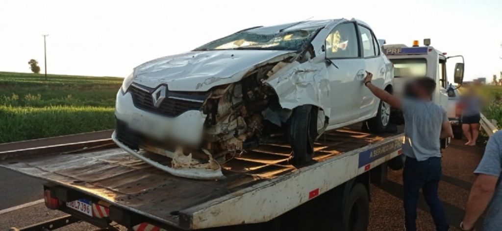 Carro capota após colisão com caminhão entre Toledo e Marechal