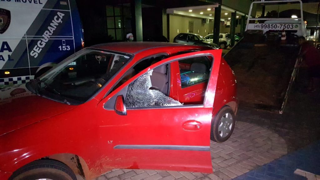 Criança de 4 anos é deixada trancada em carro no Centro; GM e Conselho Tutelar foram mobilizados