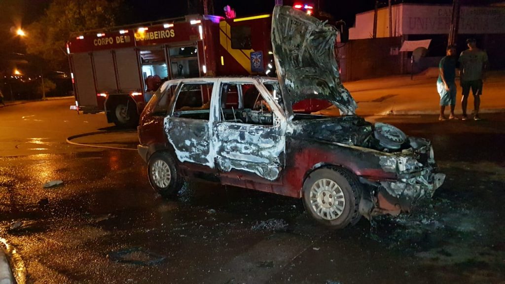 Após acidente, veículo é tomado por chamas no Bairro Santa Cruz