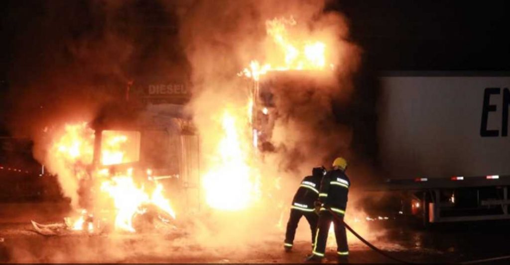 Incêndio em caminhão mobiliza bombeiros na Souza Naves, em Ponta Grossa