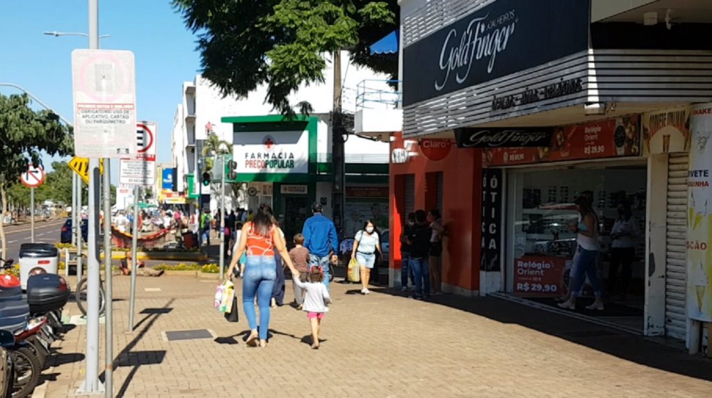 Véspera de Natal tem movimentação tímida nesta manhã no Centro de Cascavel