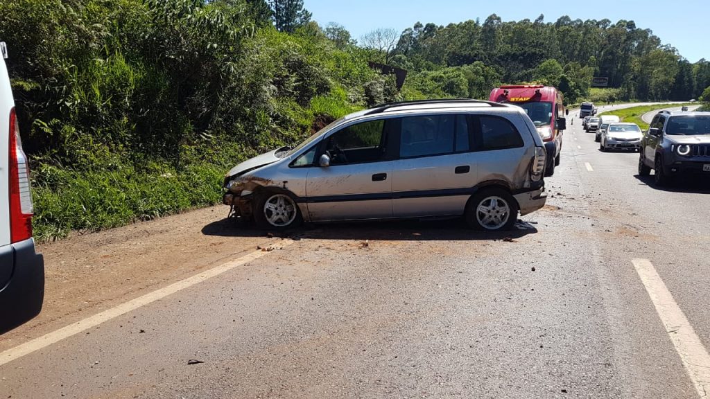 Veículo sai da pista e bate contra barranco na BR-467, em Cascavel
