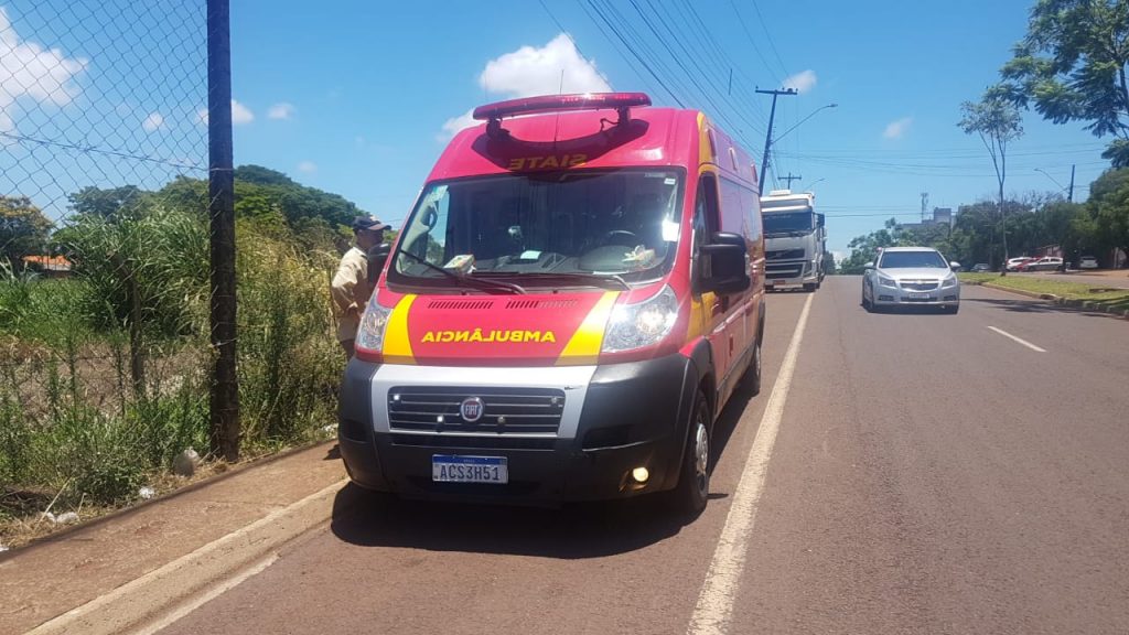 Motociclista é socorrido pelo Siate após sofrer queda na Av. Olindo Periolo, no Pacaembu