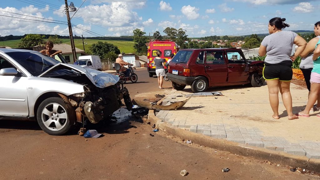 Audi e Uno se envolvem em forte colisão de trânsito na Rua Leonardo da Vinci, no Bairro Interlagos