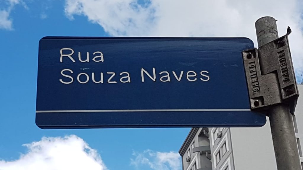 Mulher sofre queda na Rua Souza Naves, no Centro