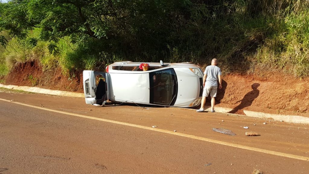 Fiesta com três ocupantes capota na BR-467, em Cascavel