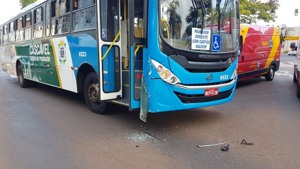 Ônibus e Corolla batem na Avenida Brasil, no Centro