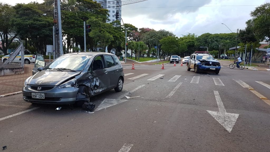 Mais um acidente é registrado na Av. Brasil; desta vez a batida envolveu uma viatura da Guarda Municipal