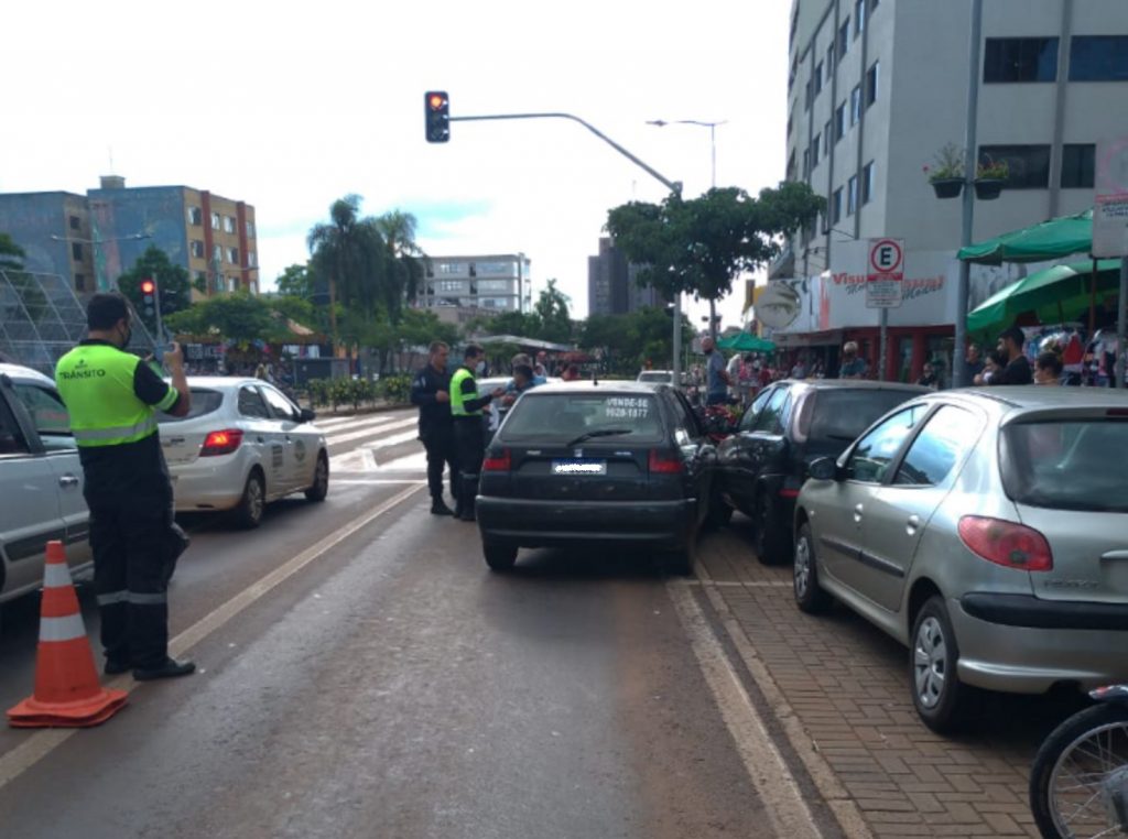Dois motoristas envolvidos em colisão traseira na Av. Brasil são detidos por embriaguez