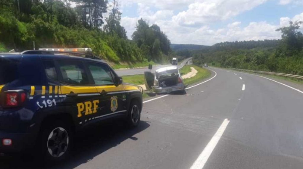 Condutor sai da pista na BR-376 e atinge anteparo, em Tibagi
