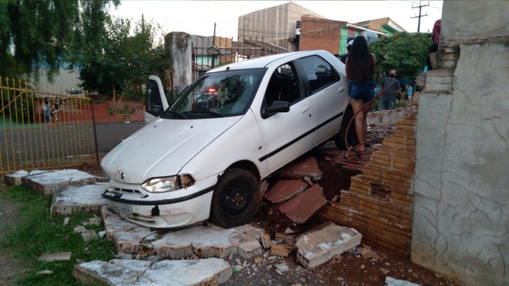 Carro ‘invade’ pátio de residência e derruba muro na Rua Hermes Vessaro, no São Cristóvão