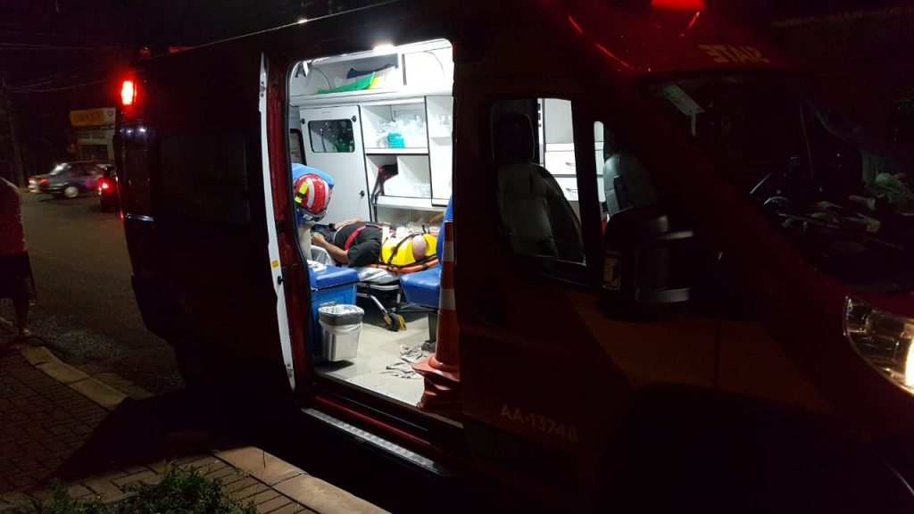 Homem de 62 anos fica ferido em colisão de trânsito na Avenida Papagaios, no Jardim Clarito