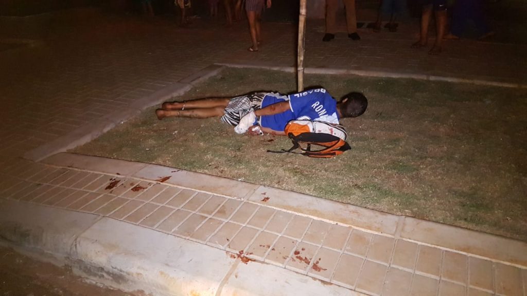 Homem é agredido e contido por populares após agredir a esposa na Rua Presidente João Goulart, no Bairro Presidente