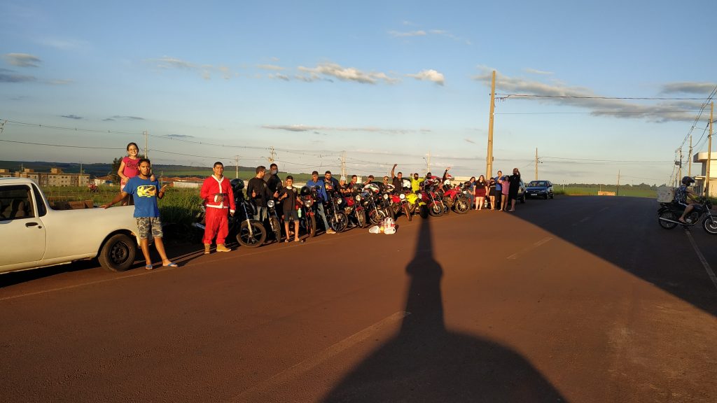 Grupo ‘Profissão Perigo’ faz entrega de doces para a criançada da região norte de Cascavel