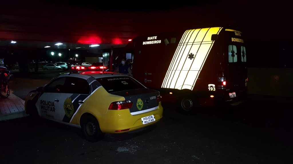 Mulher é agredida com caco de vidro e precisa do socorro do Siate na Rua Santo Onofre, no Bairro Santa Cruz