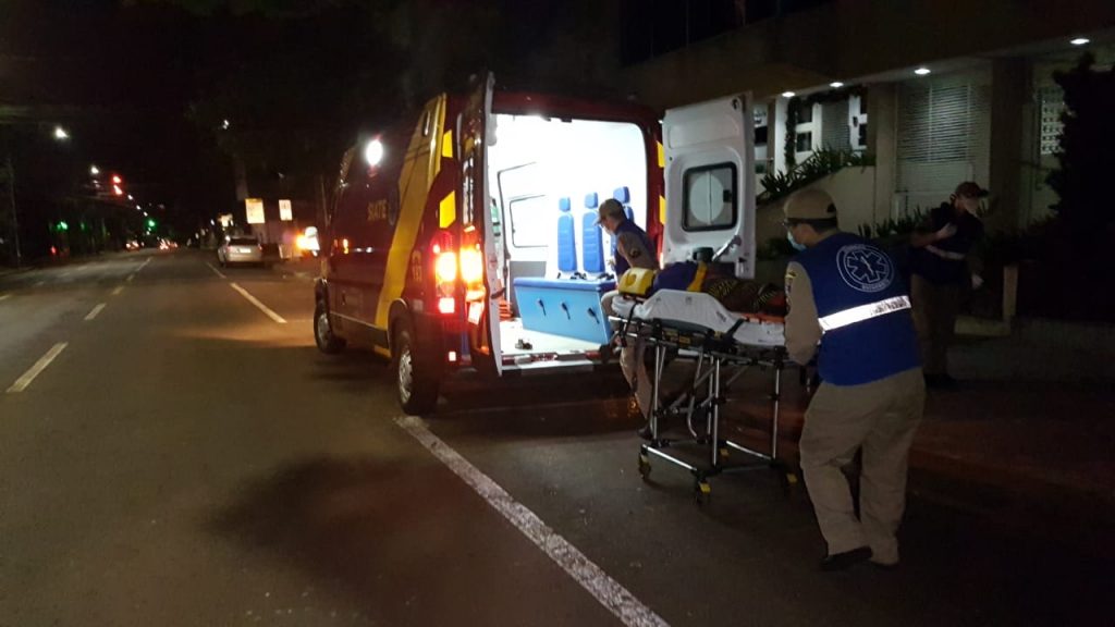Mulher é socorrida ao cair de escada no Centro