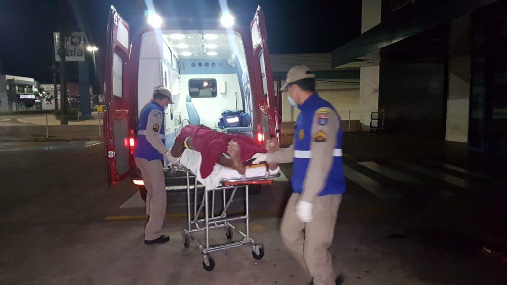 Homem de 30 anos é agredido a chutes e socos na Avenida Carlos Gomes, no Bairro Maria Luíza