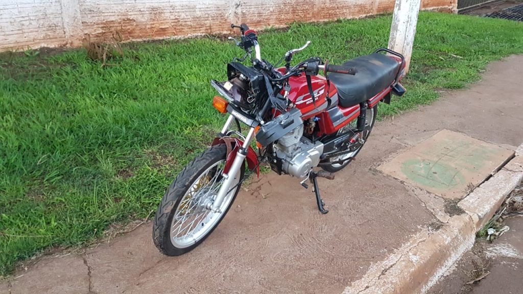 Jovem cai de moto em curva na Rua Maracaí, na região do Bairro Floresta