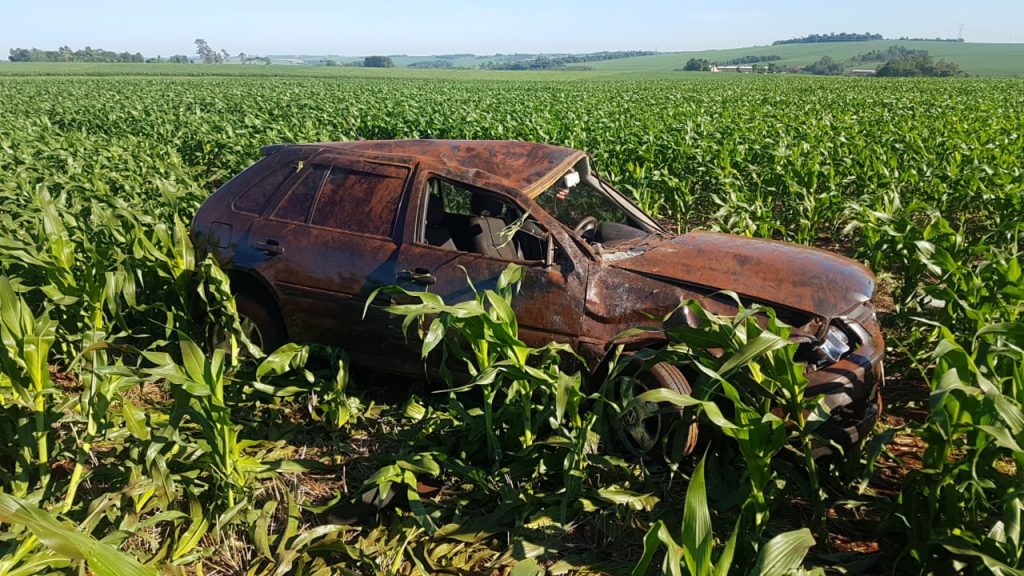Veículo capota e para em meio a plantação na BR-467, em Sede Alvorada