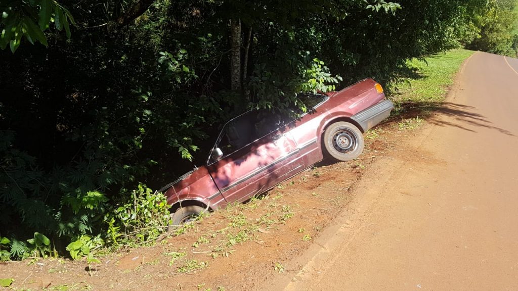 Verona está abandonado em barranco às margens da Estrada Alto São Salvador, na área rural de Cascavel