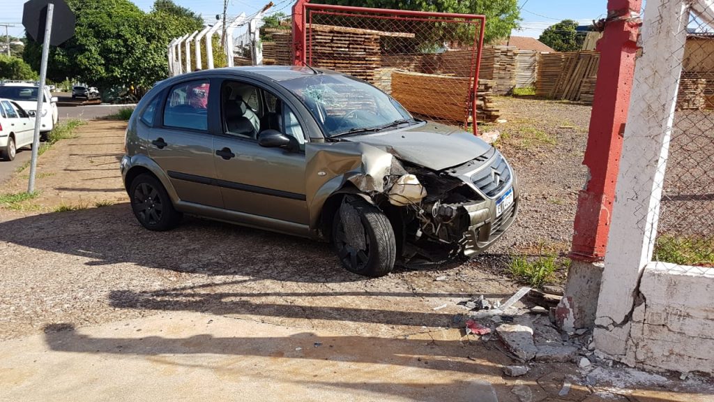 Motorista perde o controle e bate Citroen C3 em entrada de madeireira no Pioneiros Catarinenses