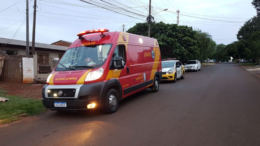 Com corte no punho causado por faca, homem é socorrido pelo Siate na Rua Mutum, no Clarito