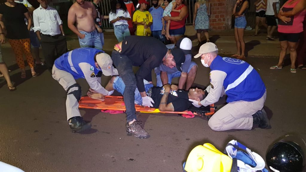 Forte colisão entre carro e moto deixa homem ferido na Rua Fernando de Noronha, no Riviera