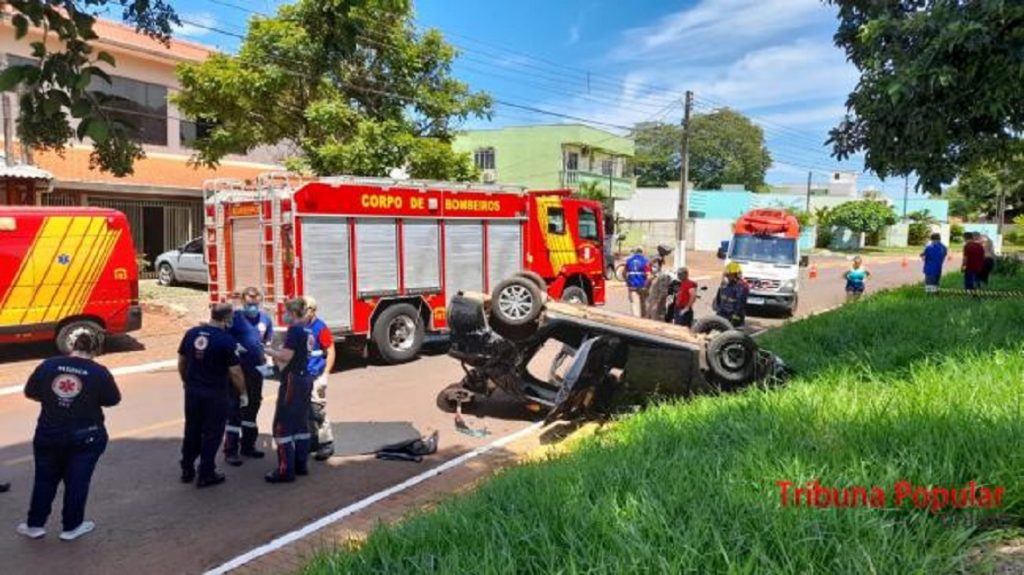 Homem de 35 anos morre após colidir carro em barranco e capotar em seguida na Av. da República, em Foz do Iguaçu