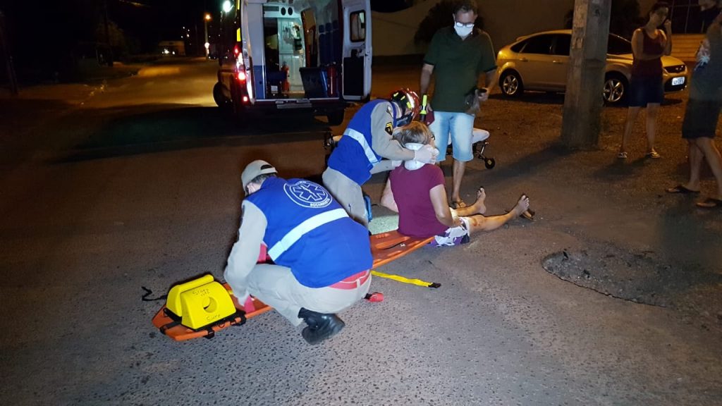 Mulher sofre queda com mobilete ao passar por buraco na Rua Suíça, no Cascavel Velho