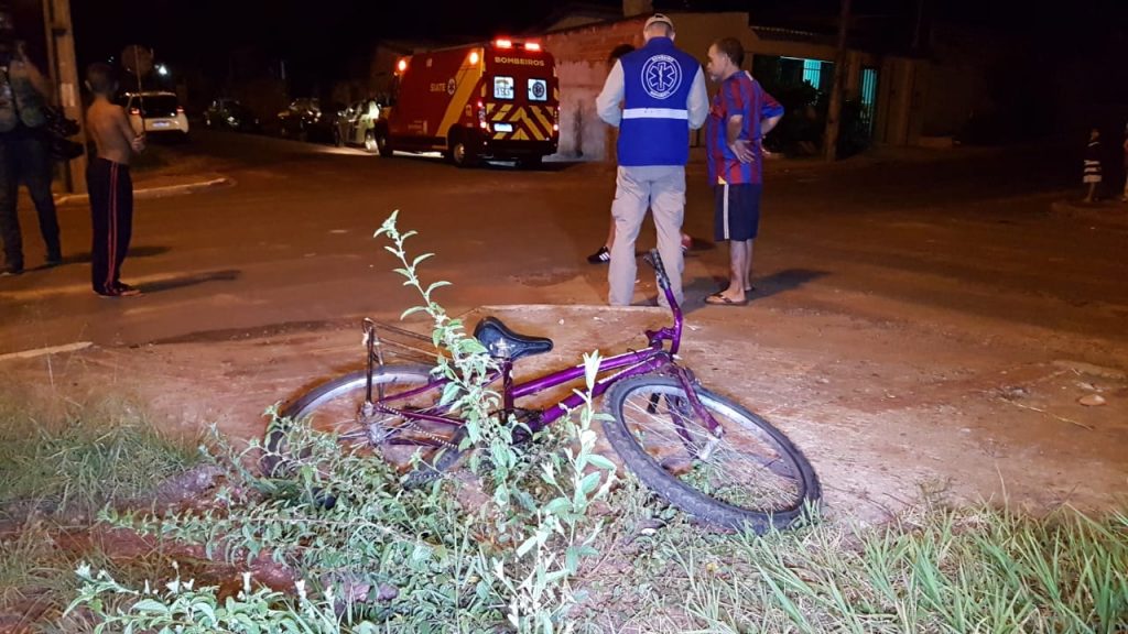 Ciclista fica ferido ao ser atingido por carro na Rua Padre Paulo Englert, no Tarumã; motorista não parou no local
