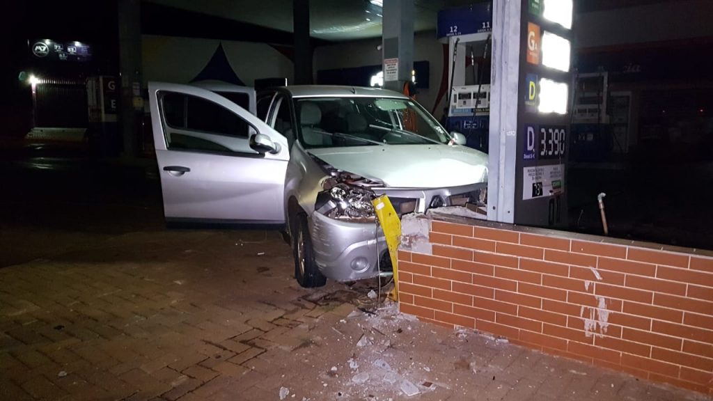 Carro atinge ponto de ônibus e mureta de posto de combustíveis na Rua Ipanema, no Periolo