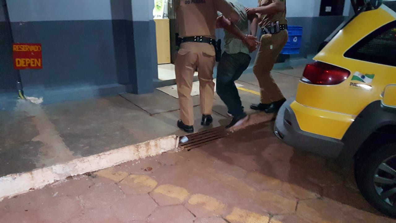 Homem é detido após agredir ex-companheira e outras duas pessoas, no Bairro Guarujá Imagem referente a Homem é detido após agredir ex-companheira e outras duas pessoas, no Bairro Guarujá
