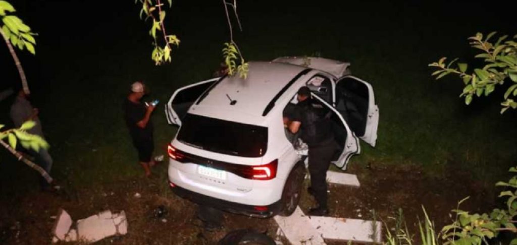 Carro invade campo de futebol após forte colisão de trânsito Carro invade campo de futebol após forte colisão de trânsito