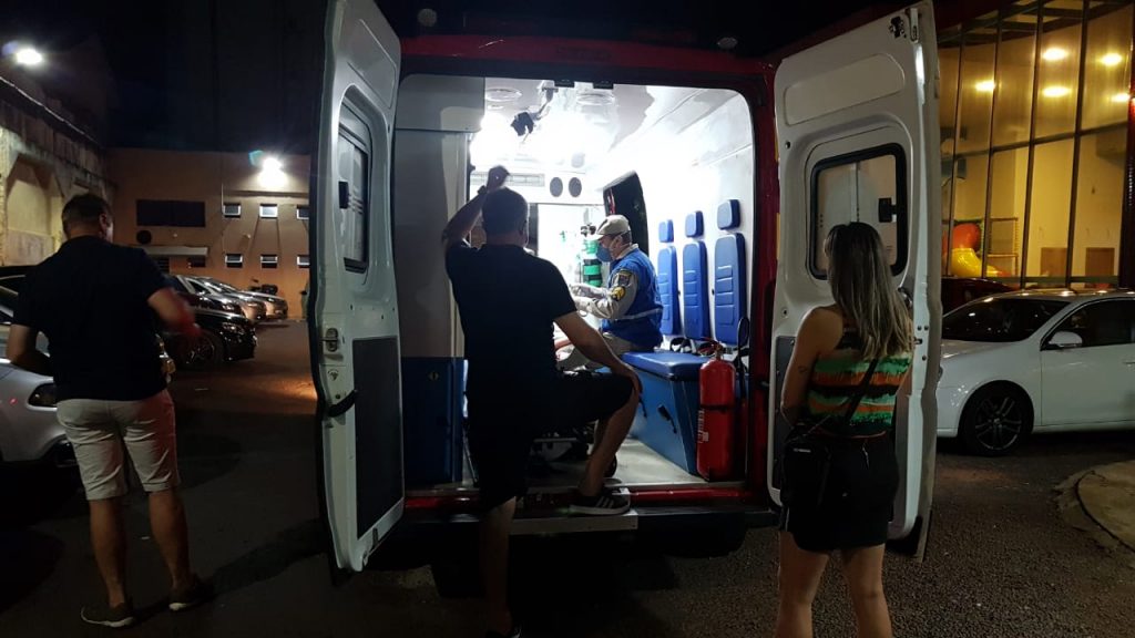 Criança de 8 anos fica ferida ao cair de parquinho, no Centro