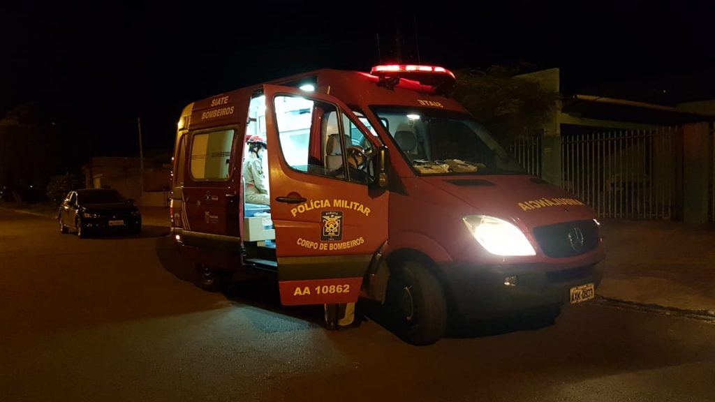 Jovem sofre queda de motocicleta e é atendido pelo Siate no Bairro Santa Cruz