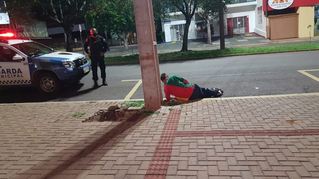 Socorristas do Siate são chamados para atender homem caído na rua na Avenida Toledo