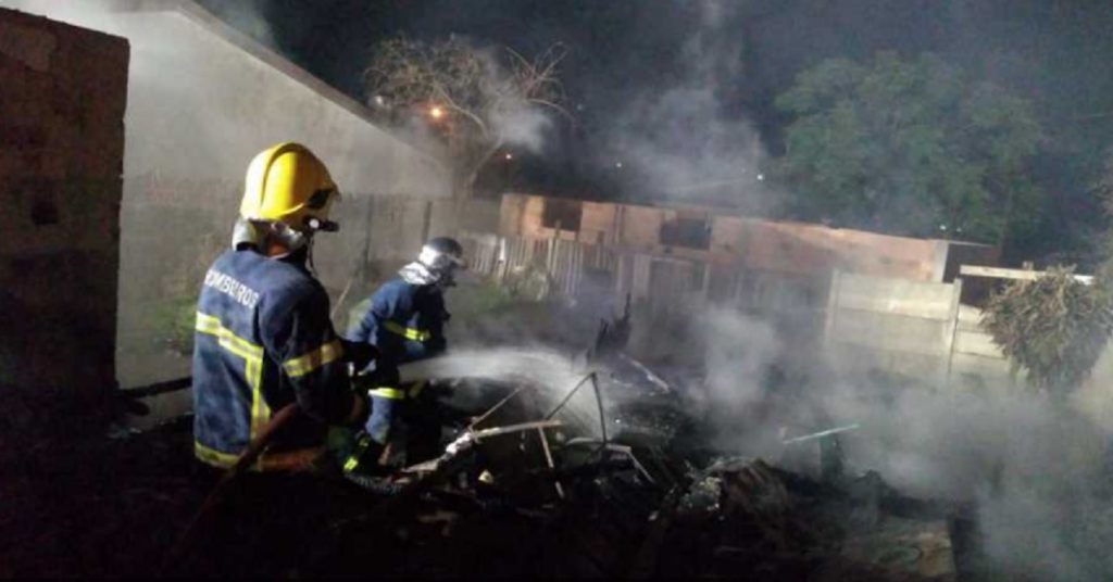 Incêndio destrói residência no Bairro Colônia Dona Luiza, em Ponta Grossa