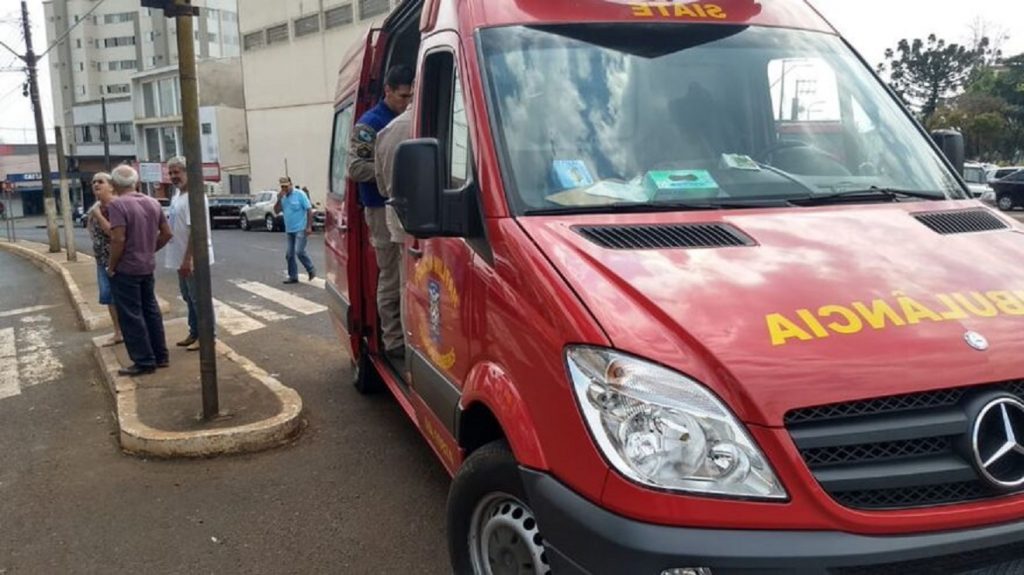 Motociclista fica ferido após colidir em carro estacionado, em Ivaiporã