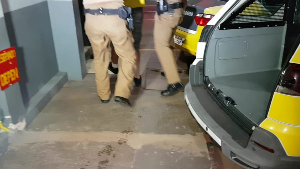 Motociclista é preso pela PM após desobedecer ordem de parada no Centro