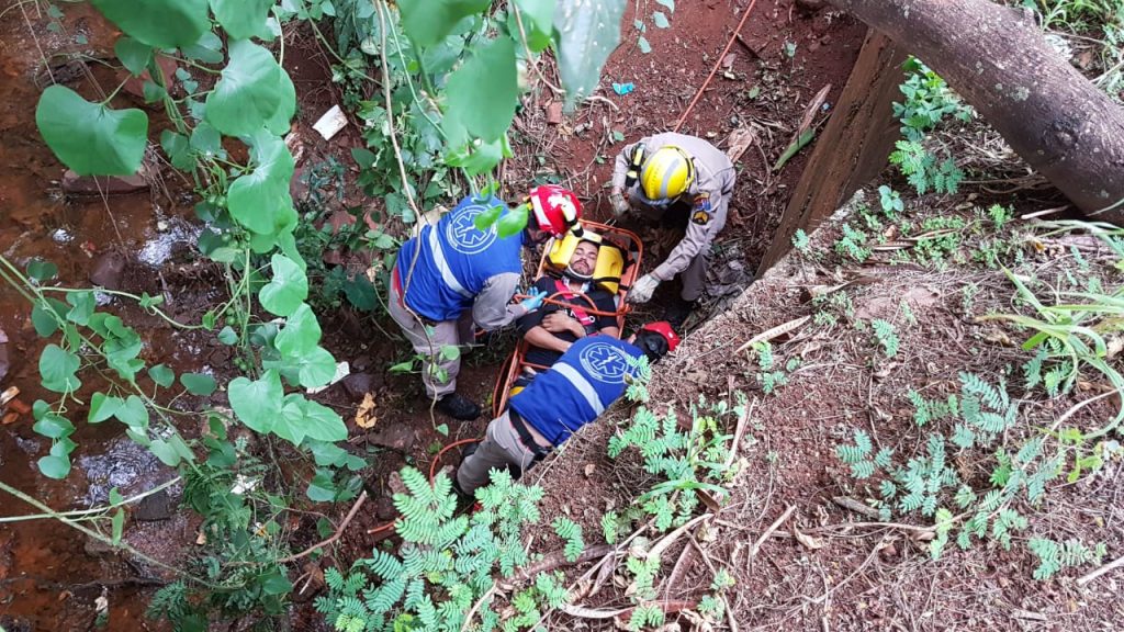 Homem cai em córrego na Rua Severino Miola, no Jardim Colmeia