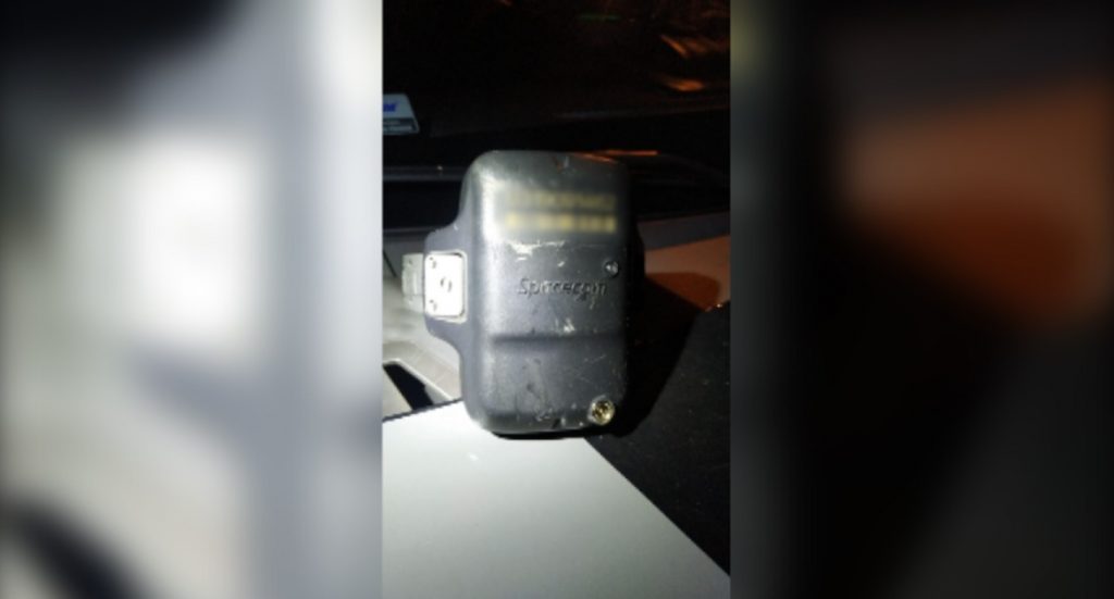 Ao verificar denúncia de arrombamento em clínica no Centro, PM localiza tornozeleira eletrônica
