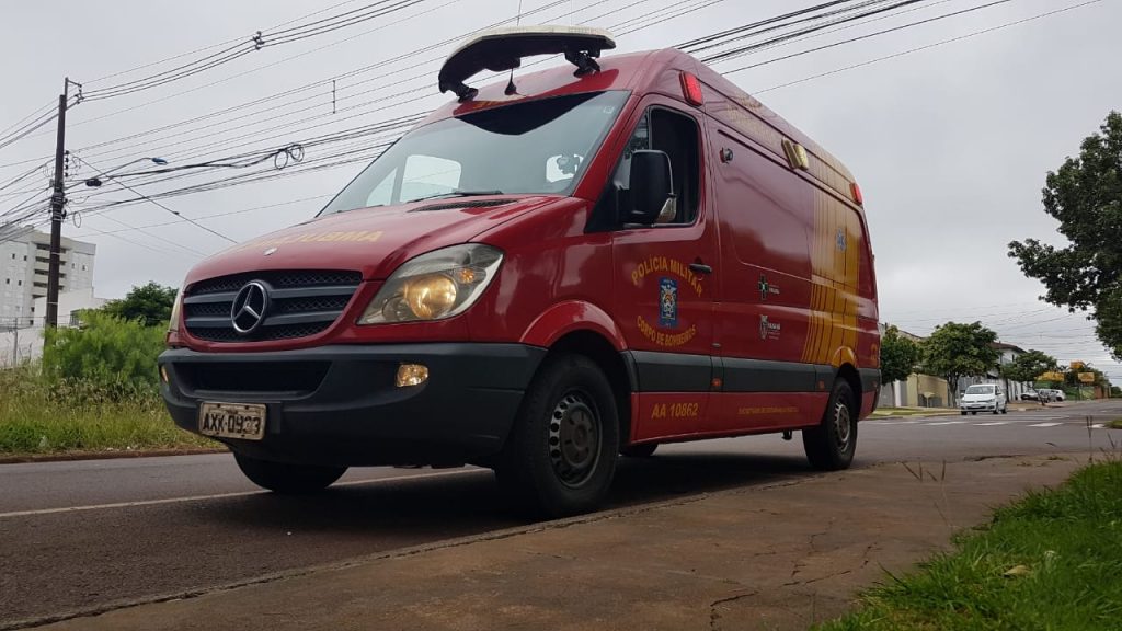 Mulher cai de moto na Rua das Palmeiras, no Bairro Coqueiral Mulher cai de moto na Rua das Palmeiras, no Bairro Coqueiral